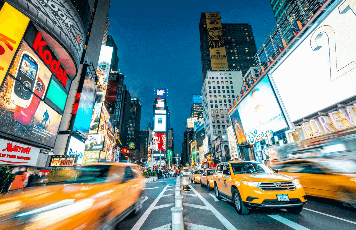 Rue animée de New York avec un trafic intense