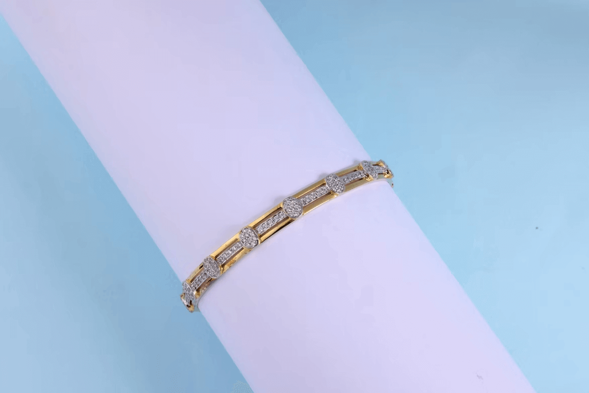 Bracelet tennis diamant sur fond blanc et bleu