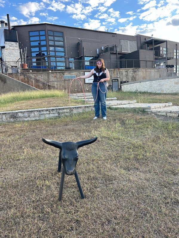J'ai appris à utiliser le lasso pour le bétail au Texas. 