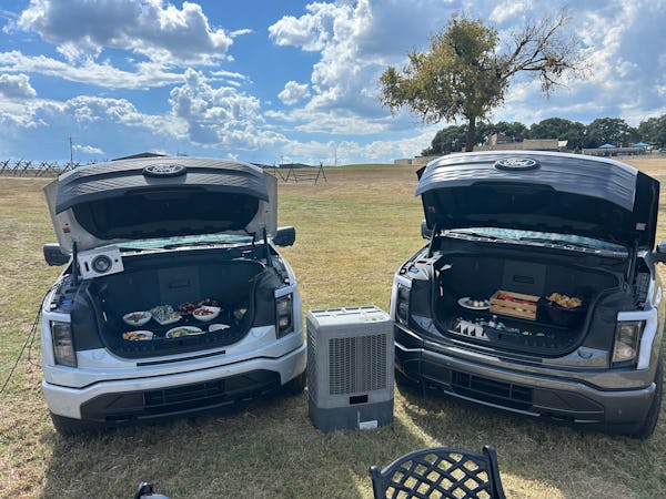 Nous avons déjeuné dans le coffre d'une Ford. 