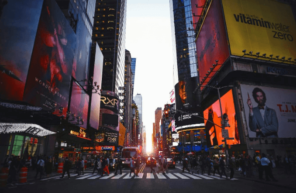 Rue de New York avec de grands immeubles représentant le centre de la mode