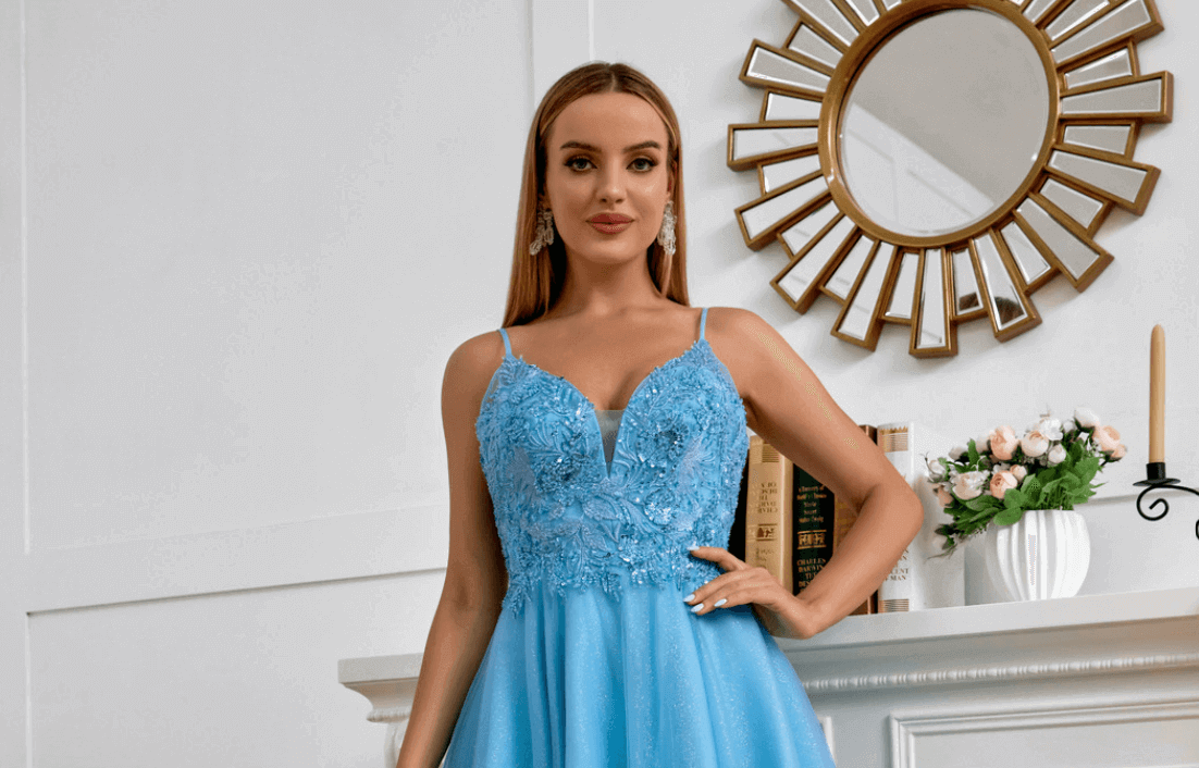une blogueuse de mode assiste au bal