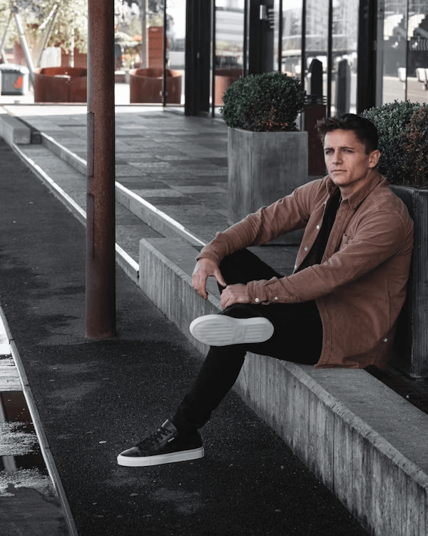 Homme sur un banc tenant un frisbee