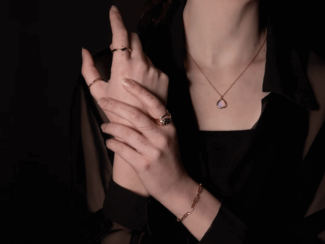 Femme en chemise noire présentant un bracelet de tennis