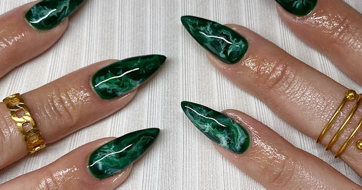 13 idées de nail art aux tons bijoux qui rendent votre manucure chère