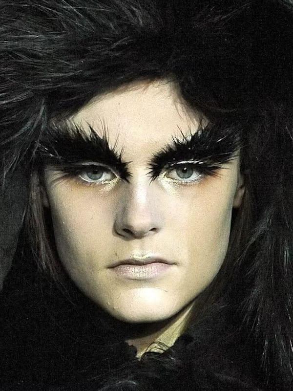 cils en plumes chez Alexander McQueen