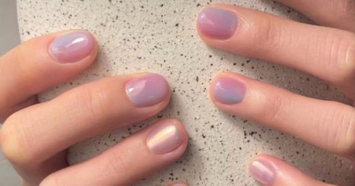 20 idées d’ongles opalescents qui donnent à votre manucure un éclat éthéré
