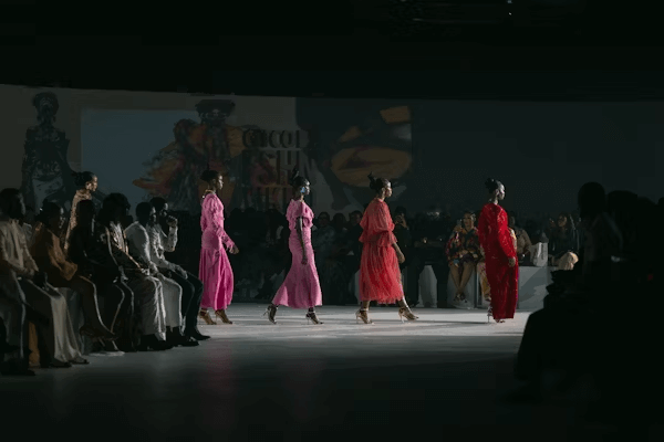 Femmes marchant sur le podium de la Fashion Week