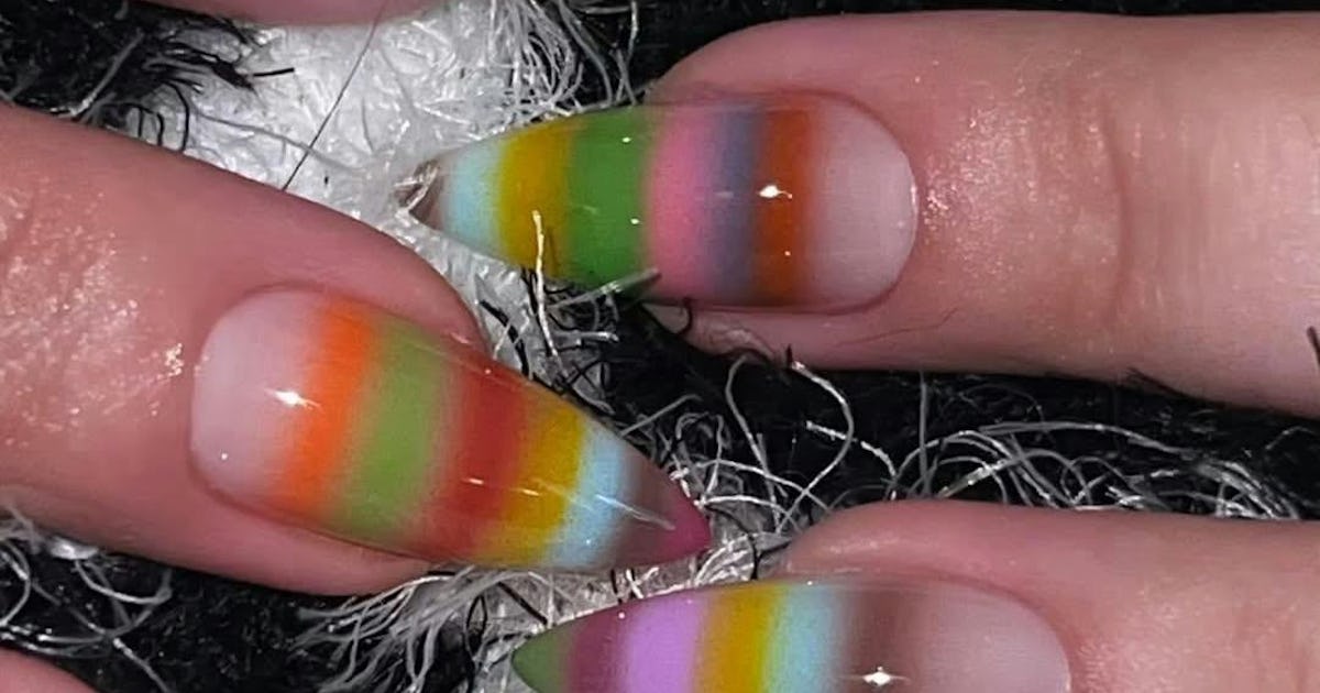 « Mohair Sweater Nails » apporte l’ambiance grunge des années 90 à votre jeu de manucure
