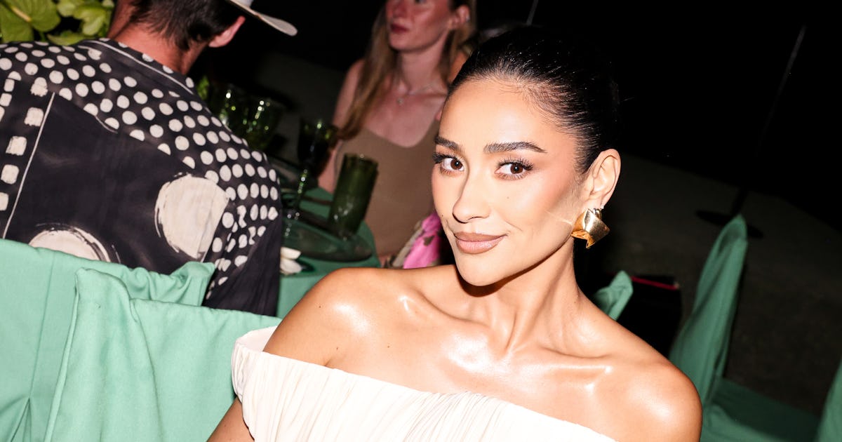 Shay Mitchell aime un martini d’aéroport