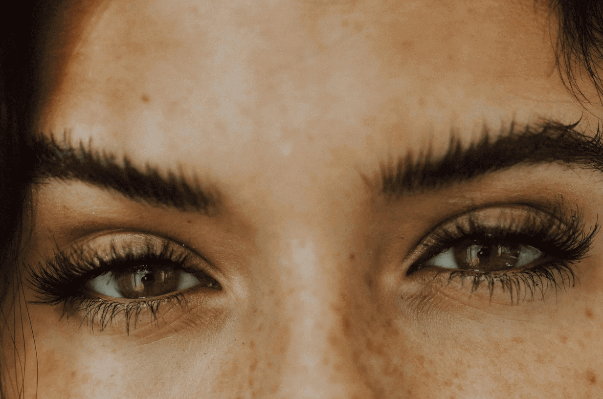 Un guide sur le rehaussement des cils et la stratification des sourcils pour des looks prêts à photographier