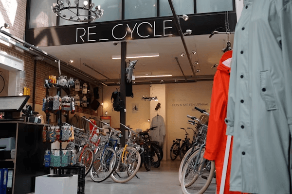 Vélos exposés dans un magasin de vente au détail durable