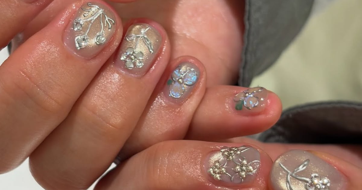 25 dessins d’ongles floraux qui ressortent essentiellement au bout des doigts