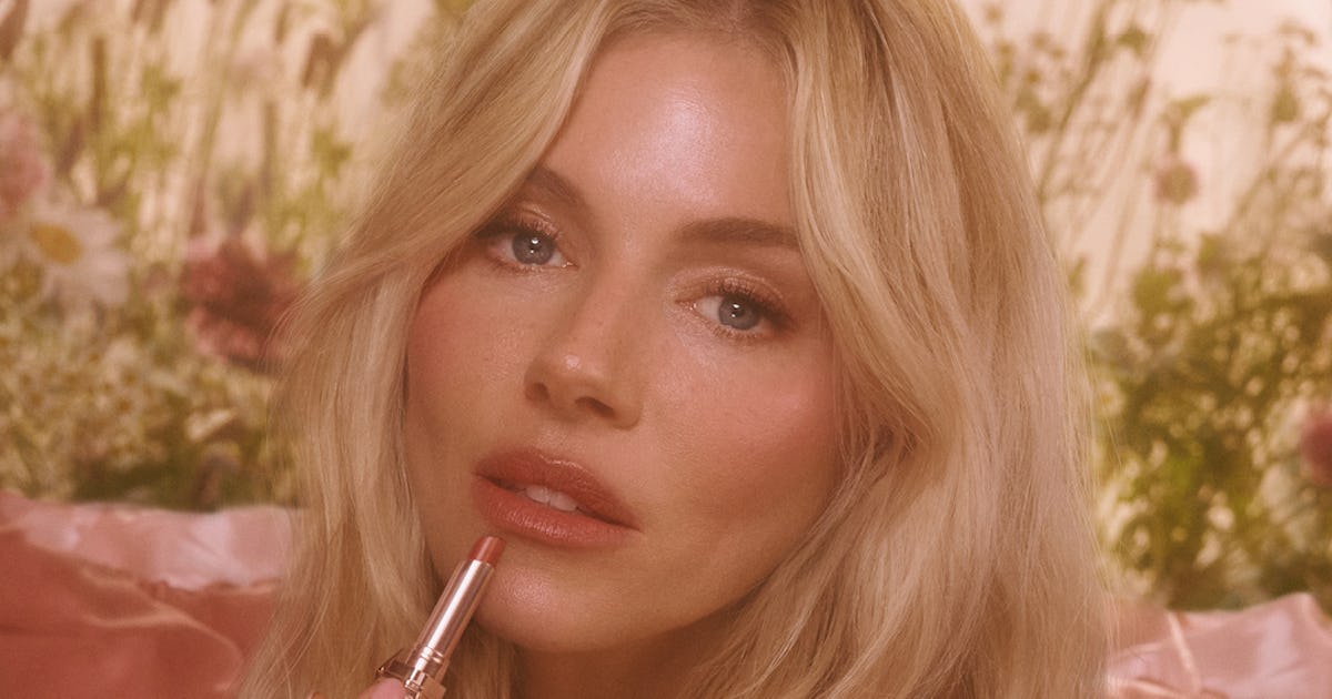 Sienna Miller dit qu’il est préférable de ne pas brosser ses cheveux « épouvantail »