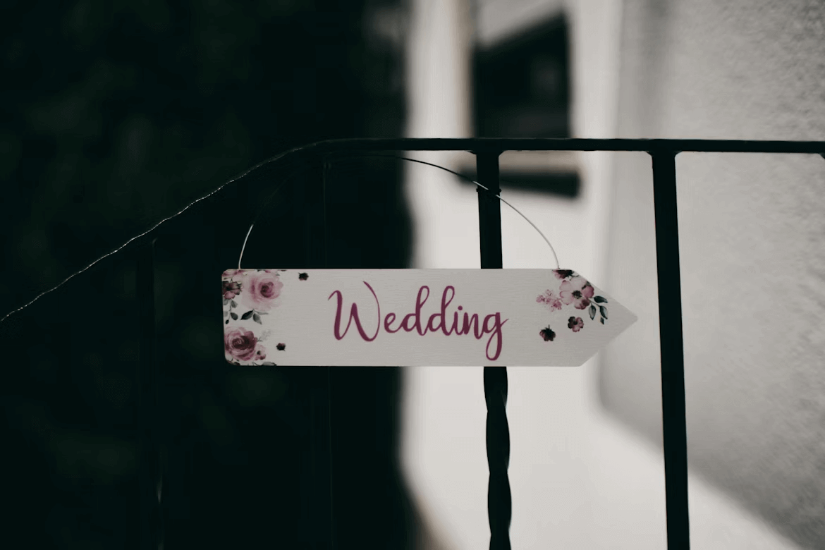 Panneau de mariage sur la porte d'un blog de vente incitative de vidéos en studio