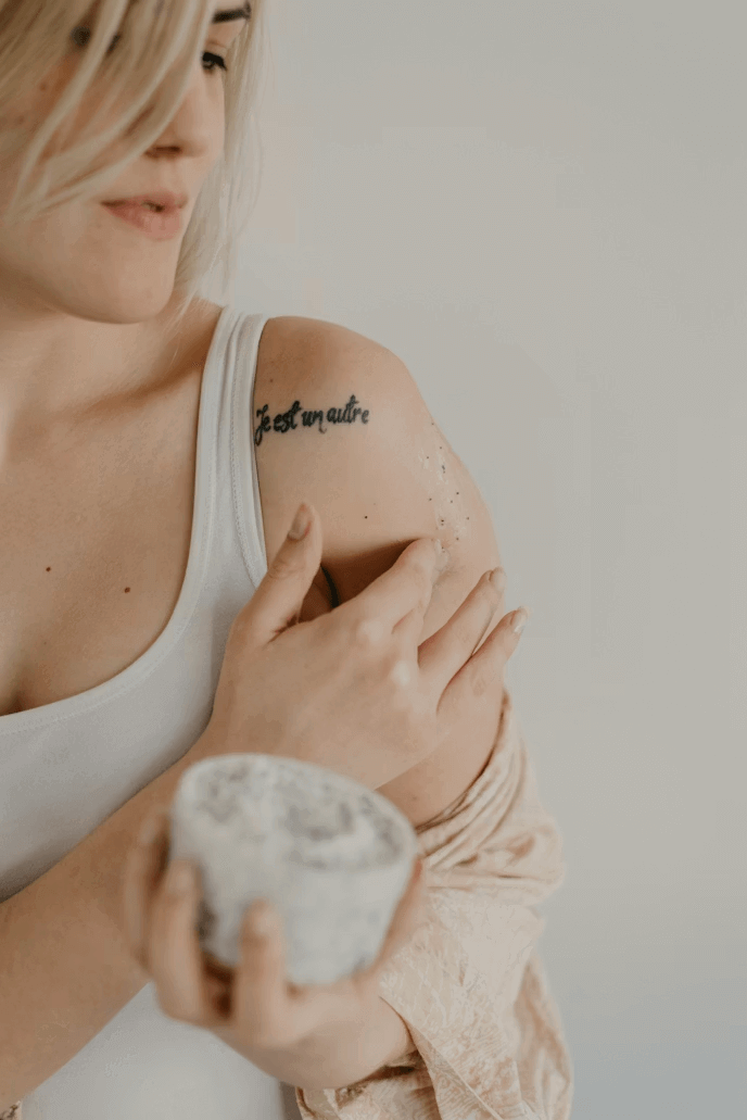 Une femme affichant un tatouage sur son bras
