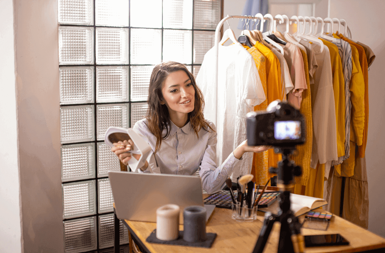 blogueur de mode faisant la promotion de vêtements