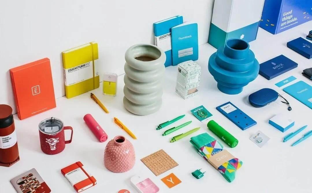 Assortiment de fournitures de bureau présentant des produits de marque sur une table