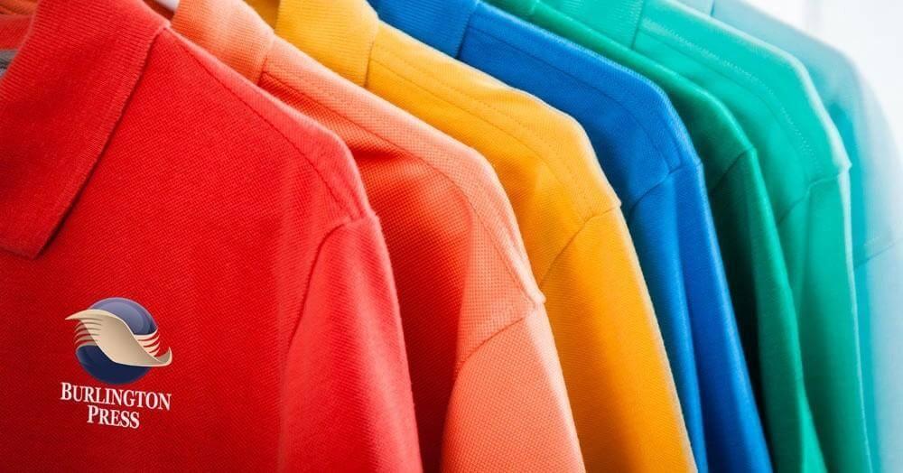 Chemises de marque colorées sur un support