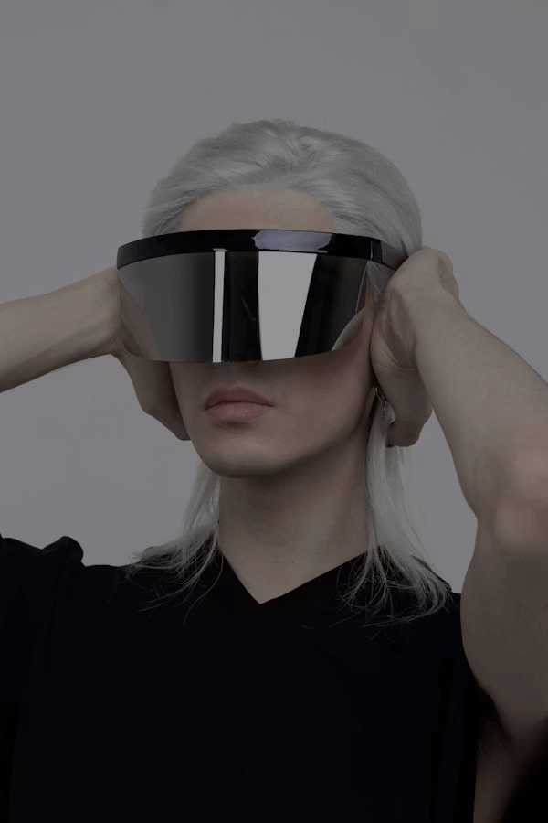 Femme portant des lunettes de réalité virtuelle faisant l'expérience de la mode virtuelle