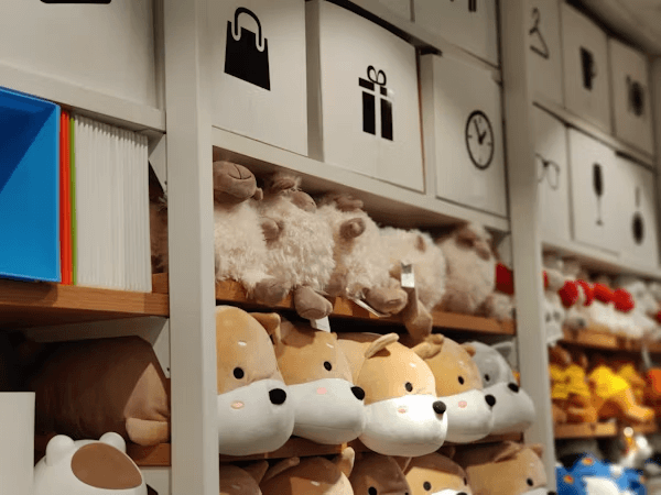 Animaux en peluche sur une étagère