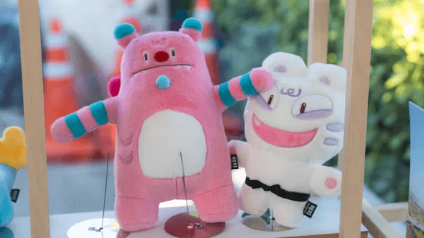 Animaux en peluche sur la table comme accessoires de narration
