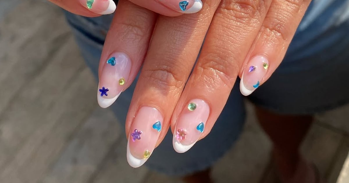 Les Bling French Tips sont la tendance des ongles approuvée par les célébrités de l’été 2026