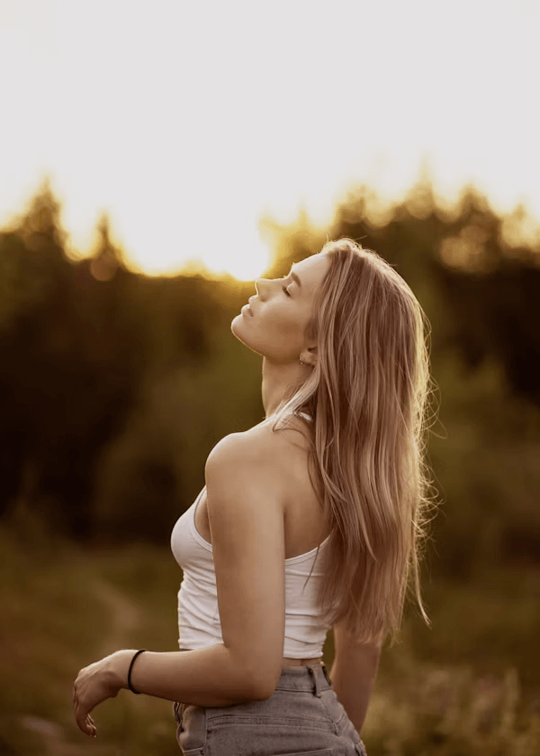 Femme sur le terrain projetant confiance et style