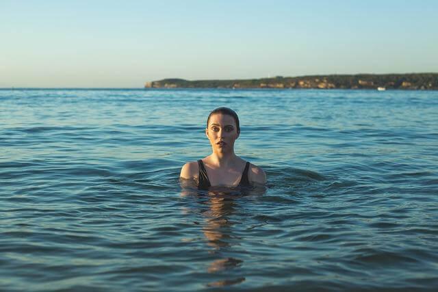 Femme en bikini nageant dans une eau claire, incarnant
