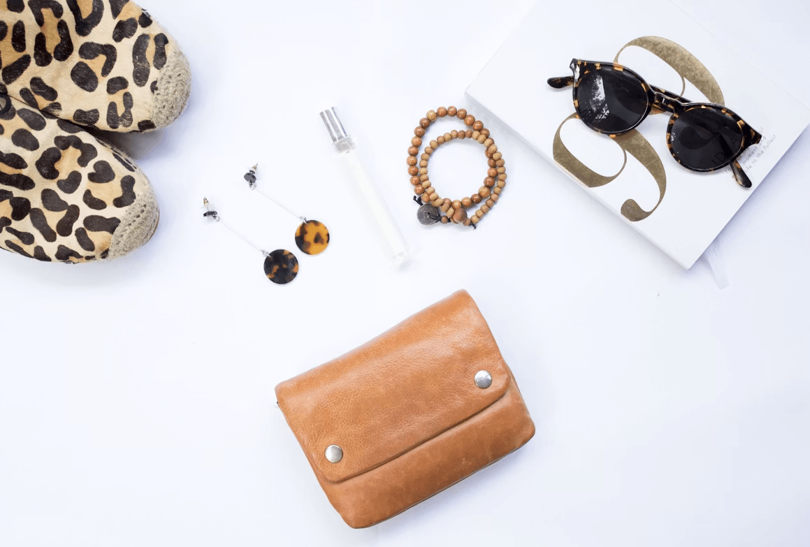 Accessoires de mode, notamment un sac à main, des lunettes de soleil et