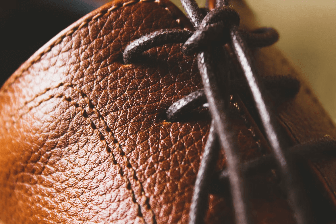Gros plan d'une chaussure en cuir marron