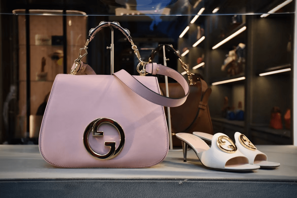 Une paire de chaussures et un sac à main,