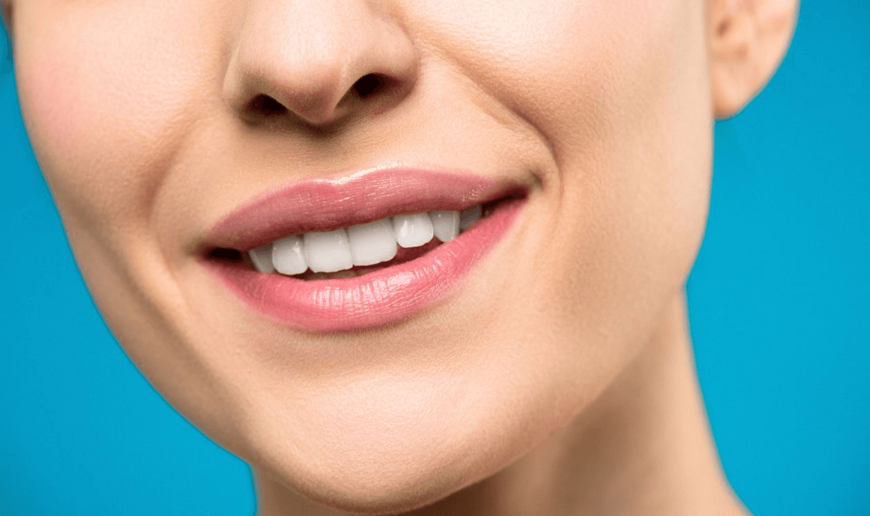 Femme avec une brosse à dents, mettant l'accent sur les soins dentaires quotidiens