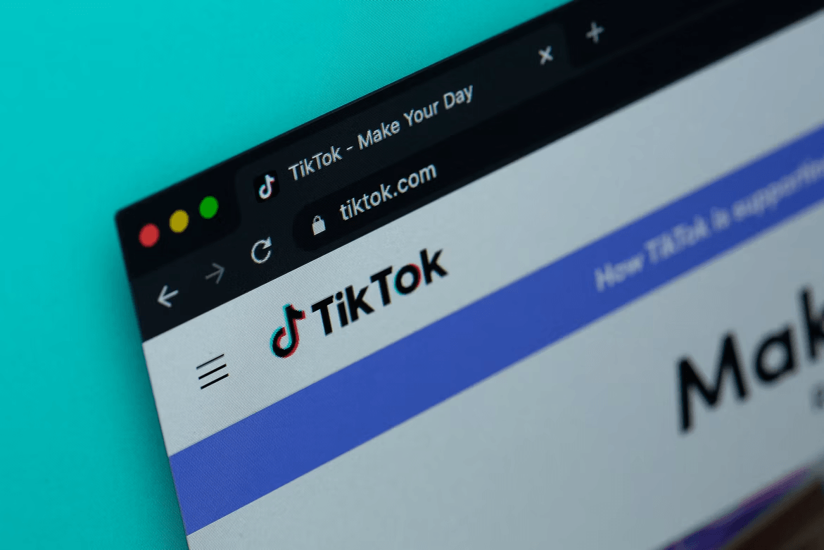 Un écran d'ordinateur affichant le logo TikTok