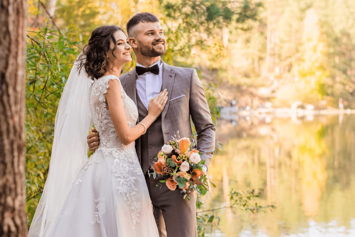 Mariée et marié au bord d'un lac dans un cadre significatif
