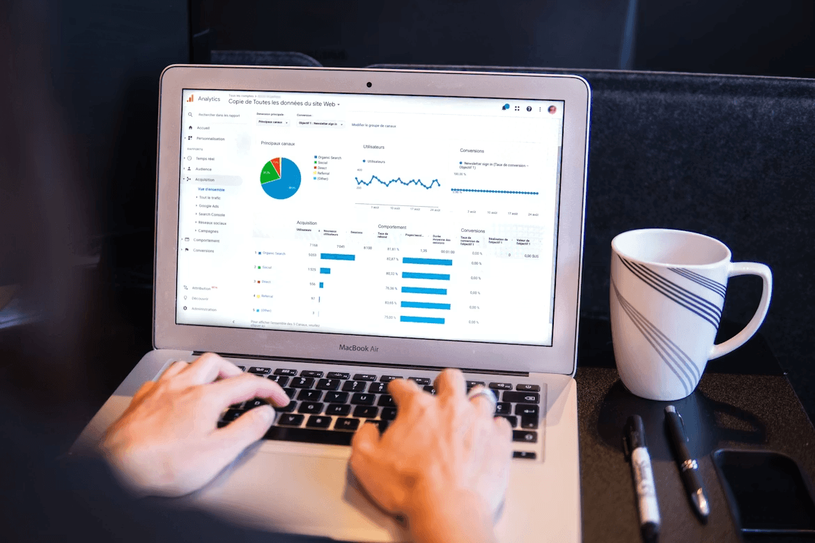 Personne tapant sur un ordinateur portable travaillant sur l'amplification de contenu