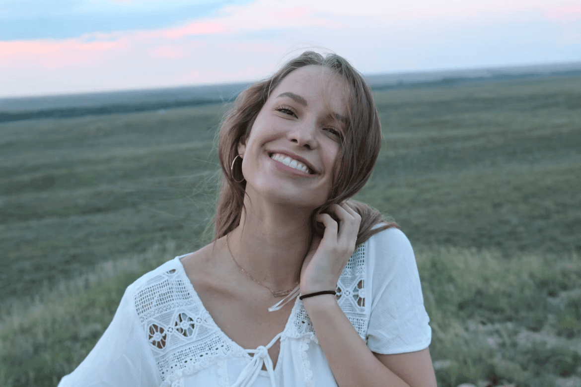 Femme avec un sourire heureux et confiant