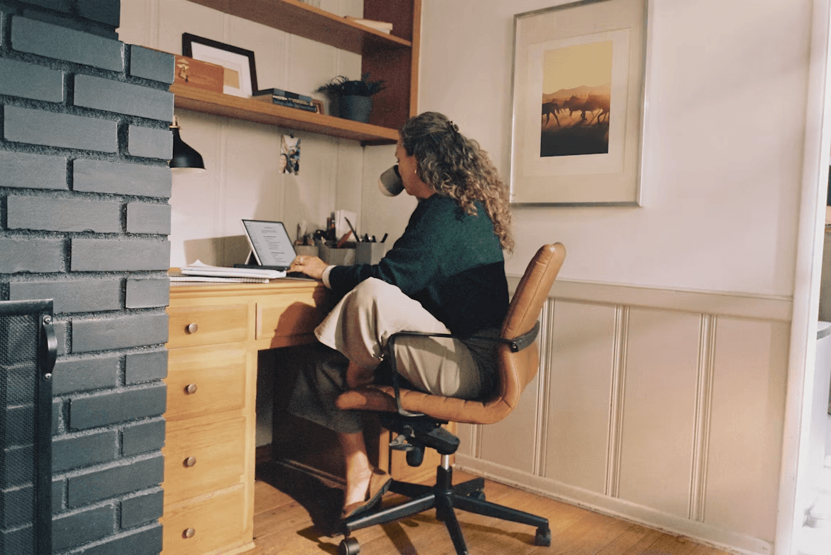 Femme travaillant sur un ordinateur portable au bureau,
