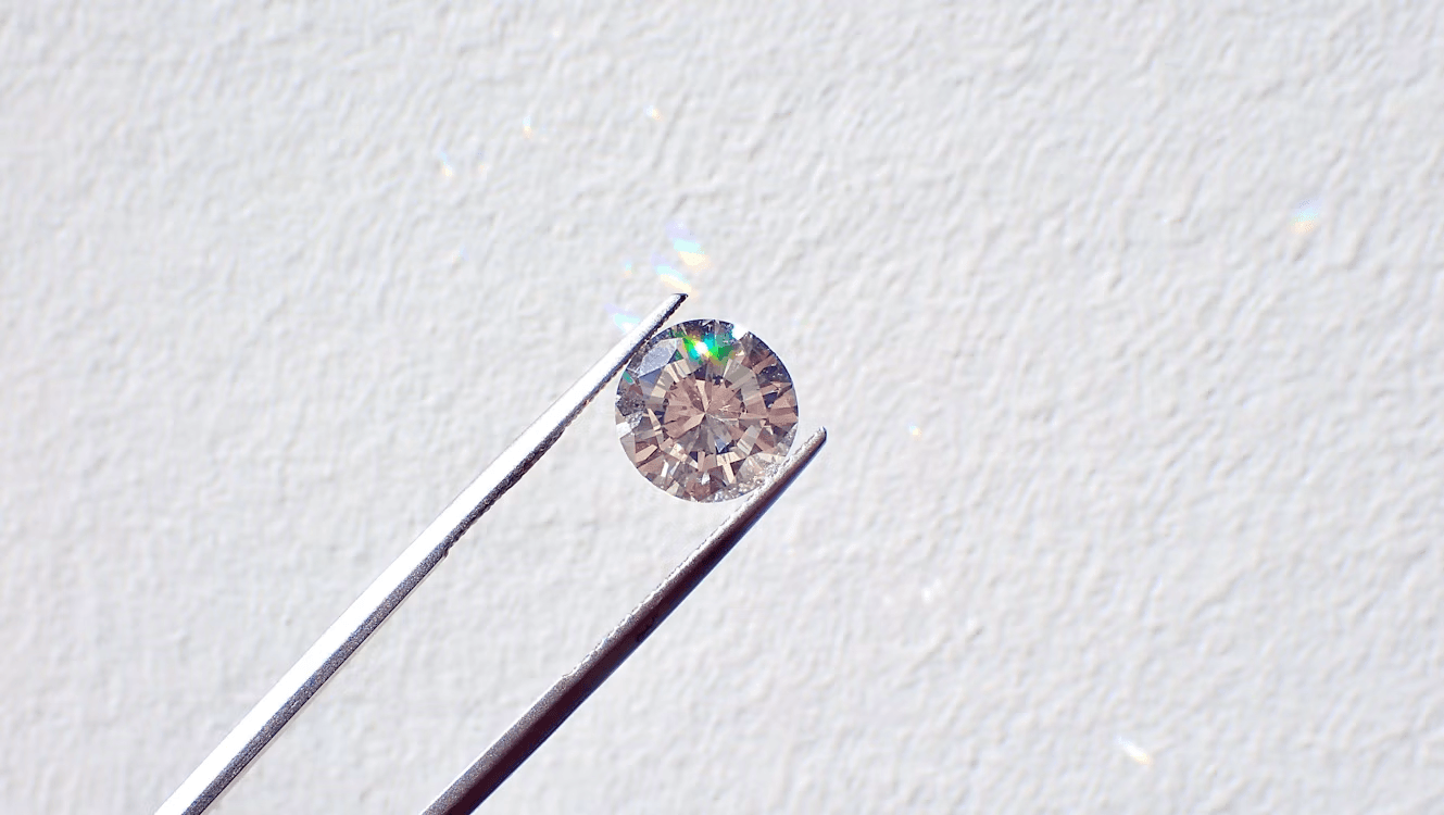 Un diamant taille fantaisie détenu par