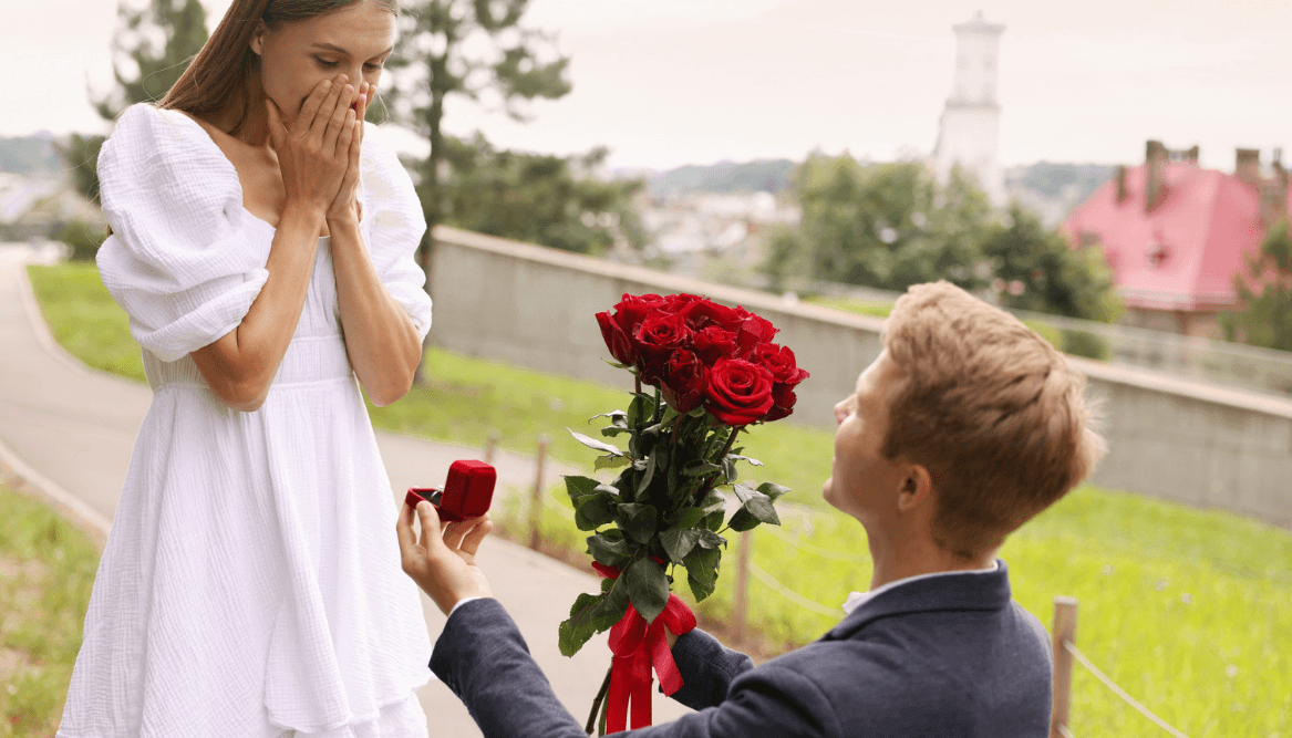 Homme donnant à une femme un bouquet de roses dans le cadre