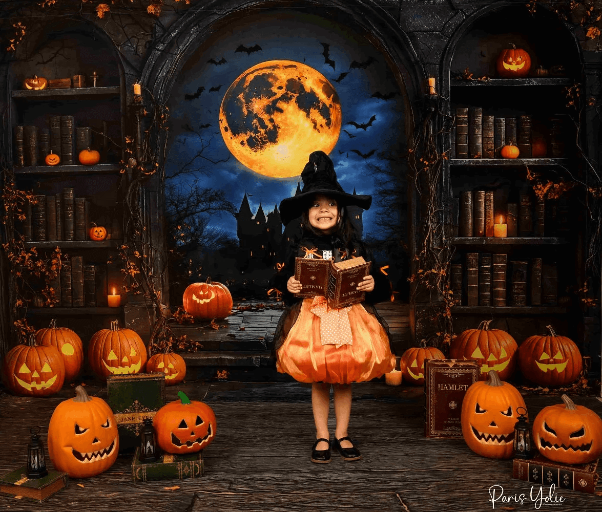 Petite fille en costume de sorcière lisant un livre
