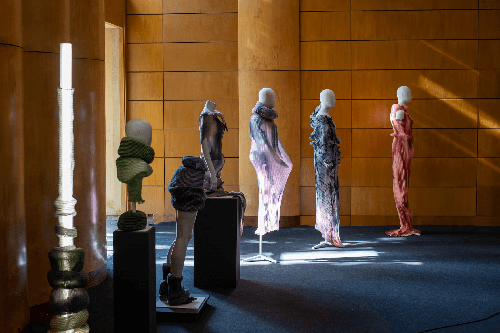 Mannequins affichant diverses coiffures dans